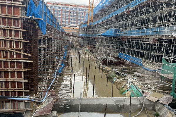 厦门大学海韵园二期流态固化士基坑回填.jpg